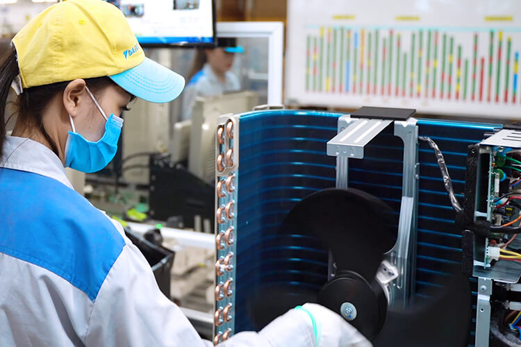 Nhân viên Daikin đang lắp phụ kiện dàn nóng
