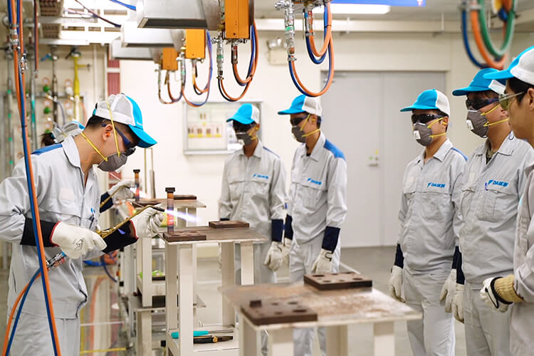 Máy lạnh âm trần Daikin