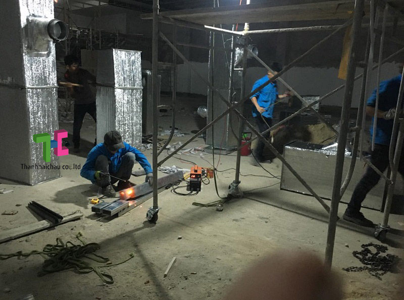 Thi công ống gió cứng cho nhà hàng tiệc cưới
