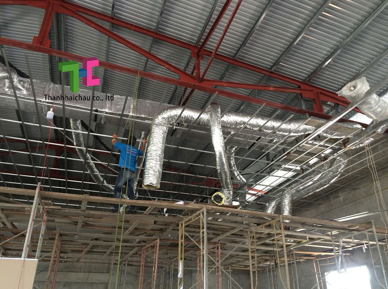 Quá trình kết nối ống gió mềm - Thi công máy lạnh cho nhà hàng tiệc cưới